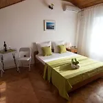 Apartment Sea View With Kitchen, Balcony& Aircon *