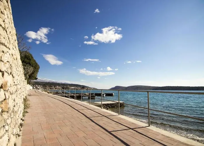 Sea View With Kitchen, Balcony& Aircon * Barbat na Rabu