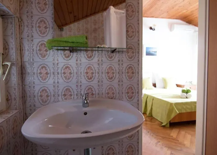 Sea View With Kitchen, Balcony& Aircon * Barbat na Rabu